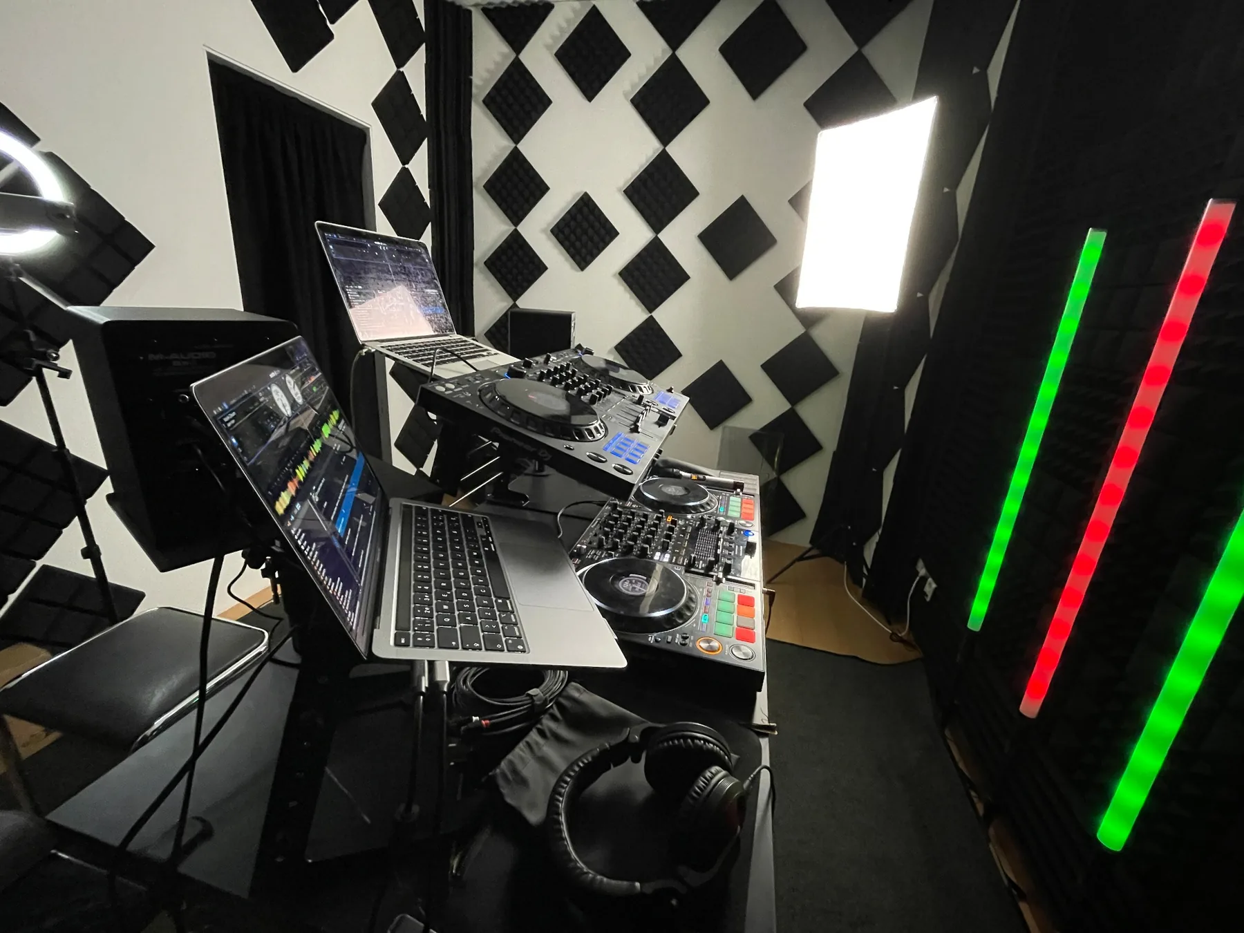 DJ Studio equipado con controladores Pioneer en OFISTUDIO