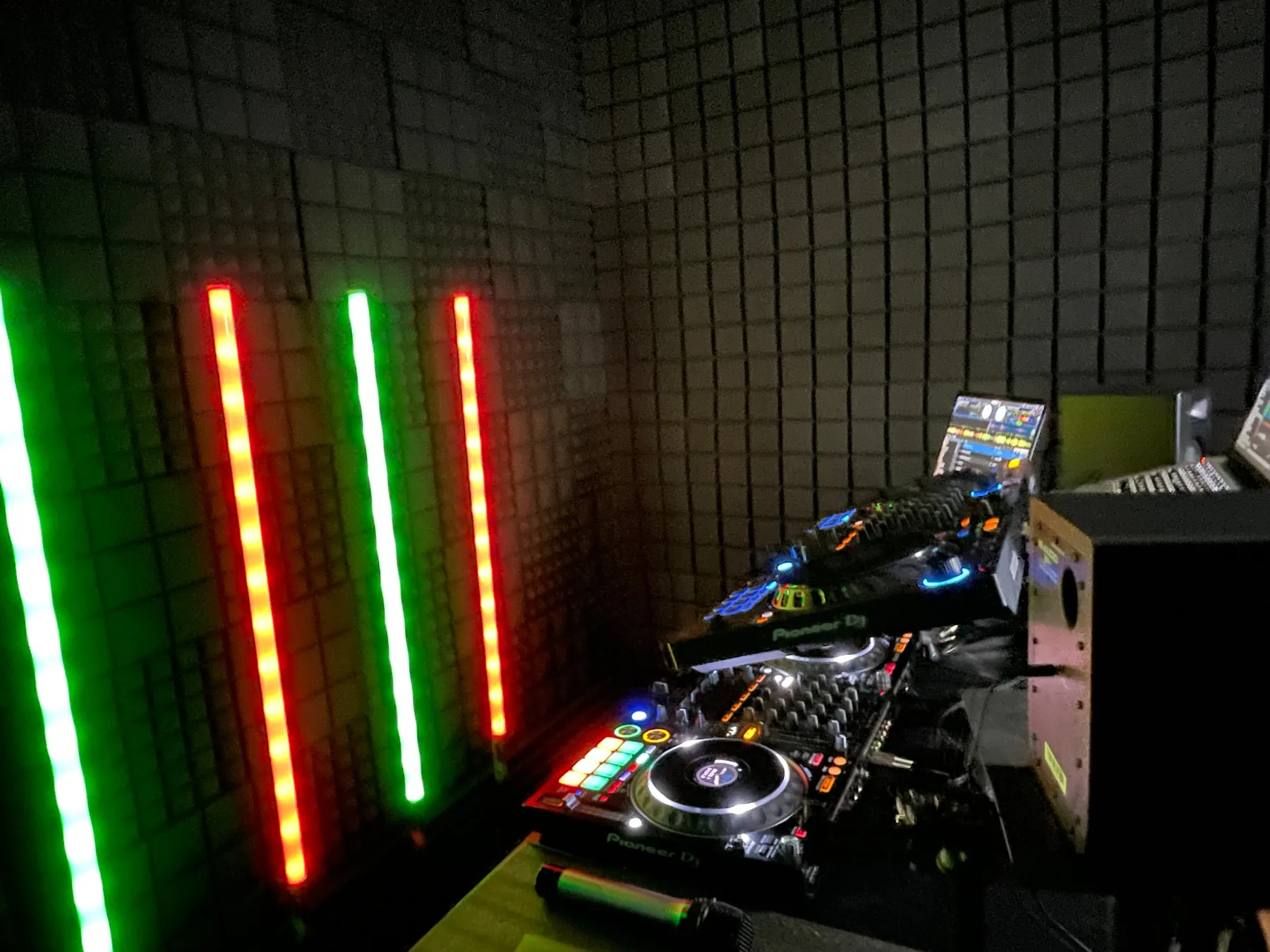 Cabina DJ de OFISTUDIO con iluminación RGB y equipo Pioneer
