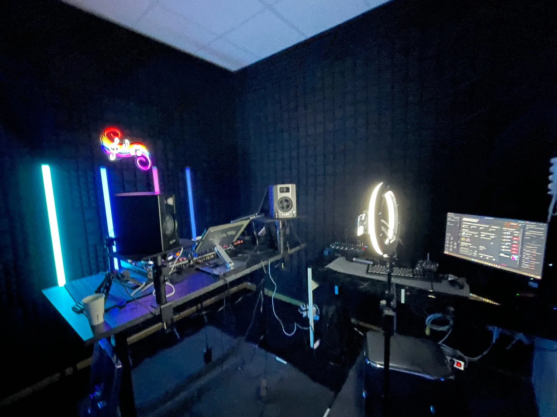Estudio creativo y DJ Studio de OFISTUDIO en Noáin, cerca de Pamplona
